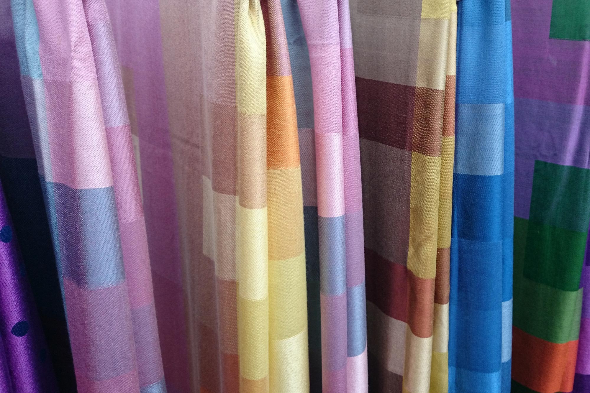 Hängande tyger i flera olika färger